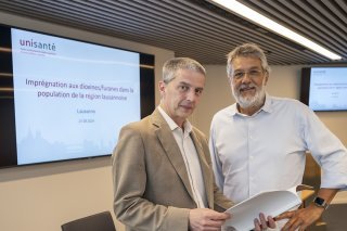 David Vernez (à gauche) d'Unisanté et le médecin cantonal vaudois Karim Boubaker ont présenté mercredi les résultats de l'étude sur l'exposition aux dioxines à Lausanne. KEYSTONE/JEAN-CHRISTOPHE BOTT